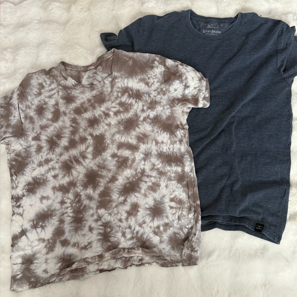 Bundle of 2 Men’s LUCKY Tee shirts. Tab Tye Dye and a Blue